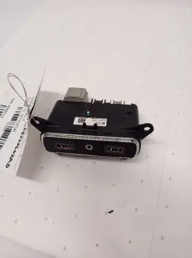 68323663ad Jeep 2018-2022 Grand Cherokee Usb Aux Connector Hub Oem 11749053