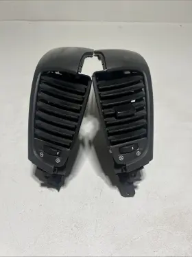 84780-3e50 Kia 05-08 Sorento Driver And Passenger Rh Lh Center Dash Air Vent Black Oem